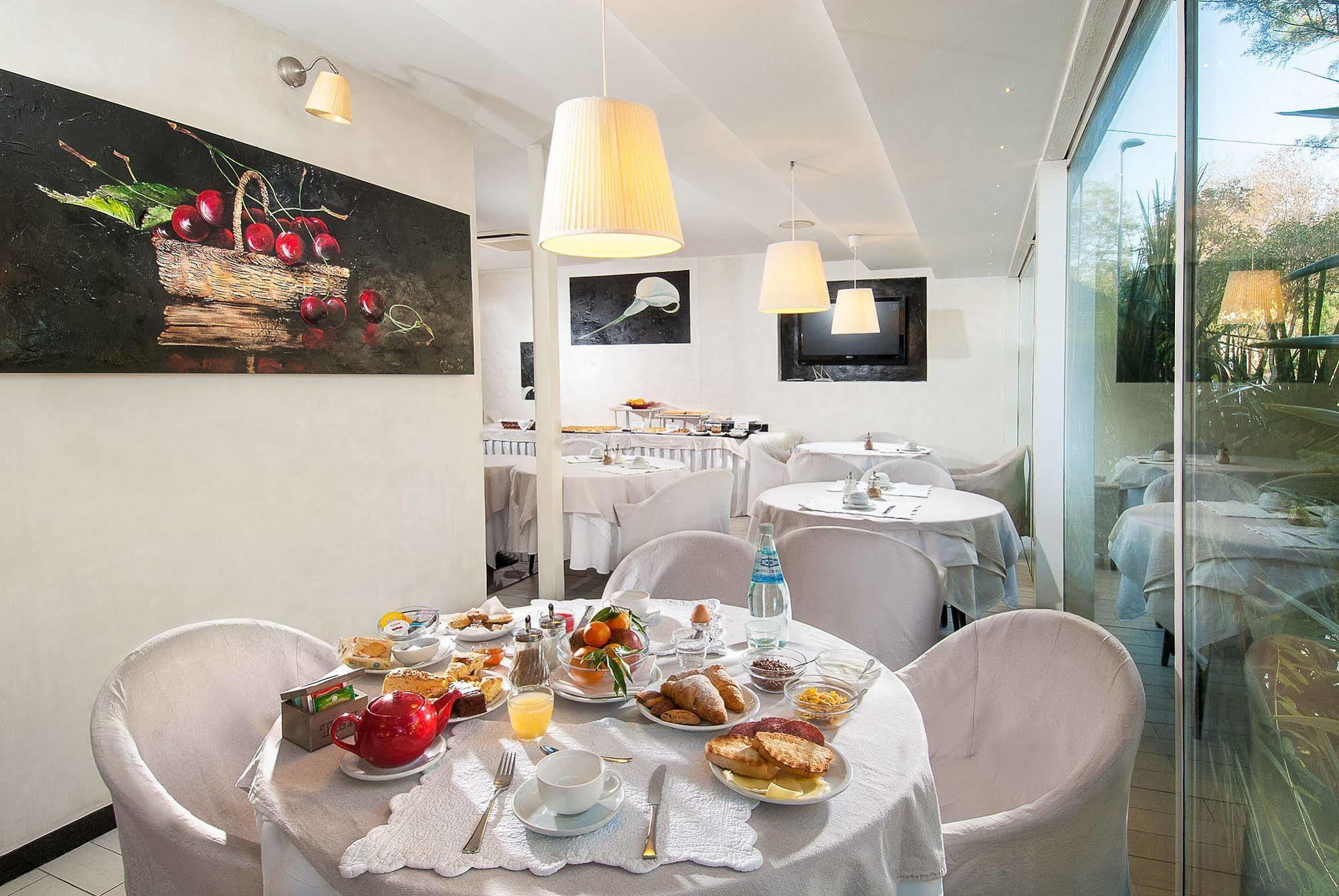 Hotel Mediterraneo Pesaro Dış mekan fotoğraf